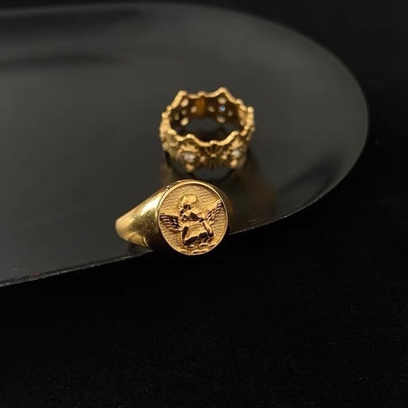 Baby angel signet ring, kewpie signet ring, gold signet ring, gold stacking ring - Picture 6 of 7